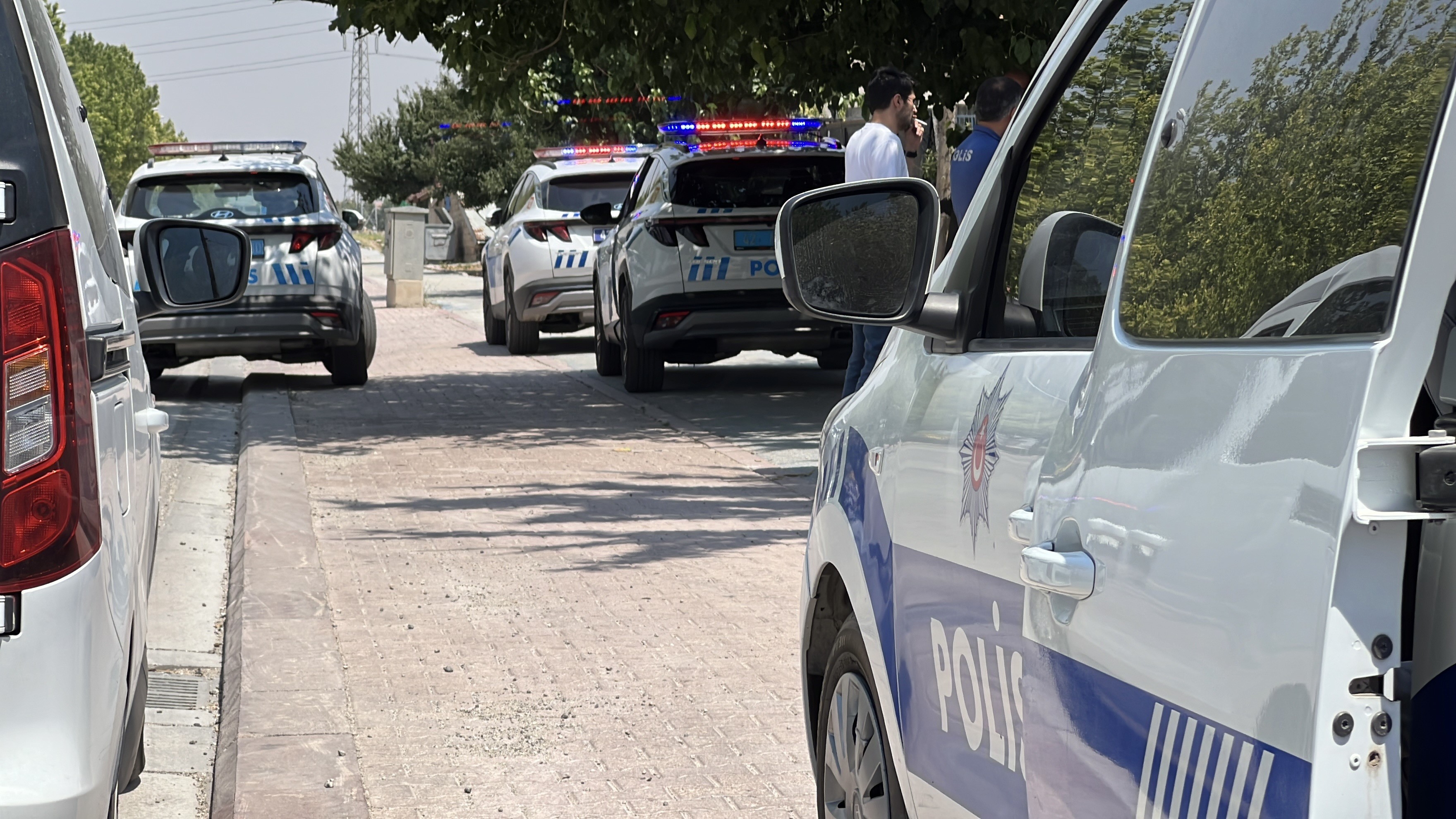 Bosanma Krizi Esini Ve Kayinbiraderini Bicakladi (2)