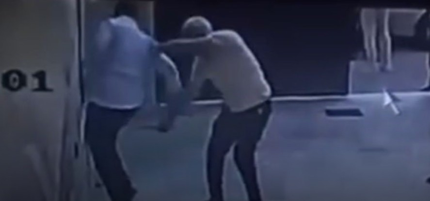 Cami Muezzinine Bicakli Saldiri