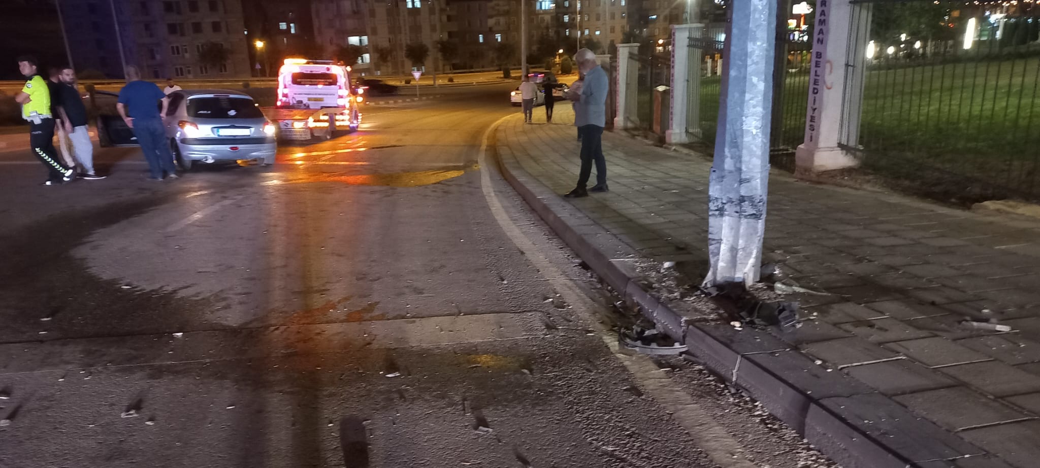 Direksiyon Hakimiyetini Kaybeden Surucu Direge Carpti (1)