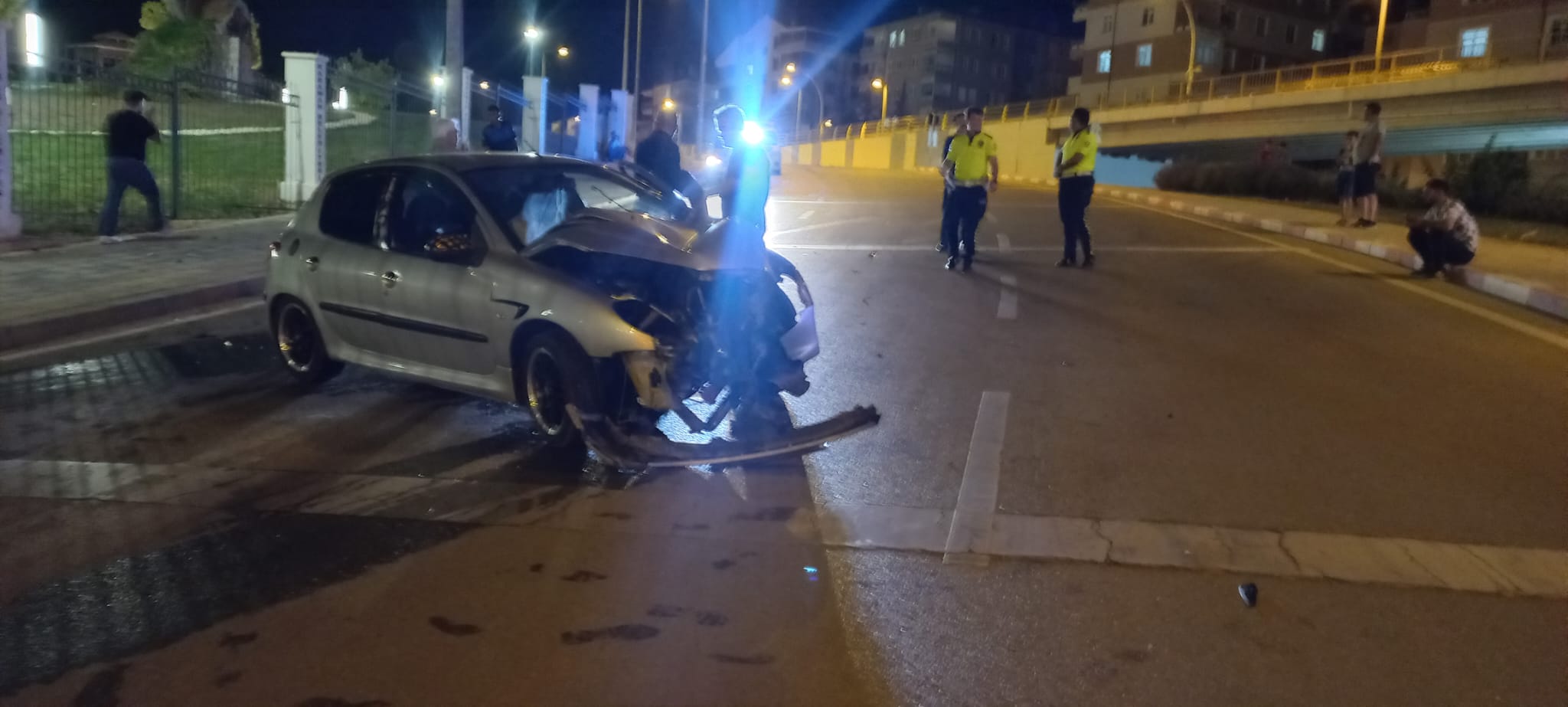 Direksiyon Hakimiyetini Kaybeden Surucu Direge Carpti (3)