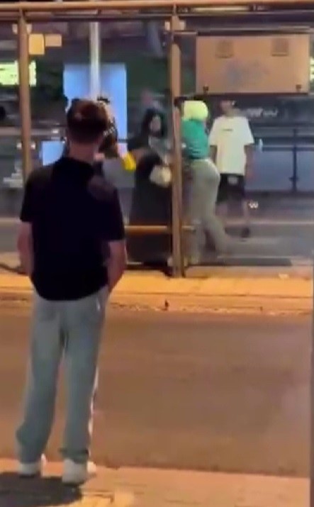 Genc Kizlar Otobus Beklerken Birbirlerine Girdiler (1)