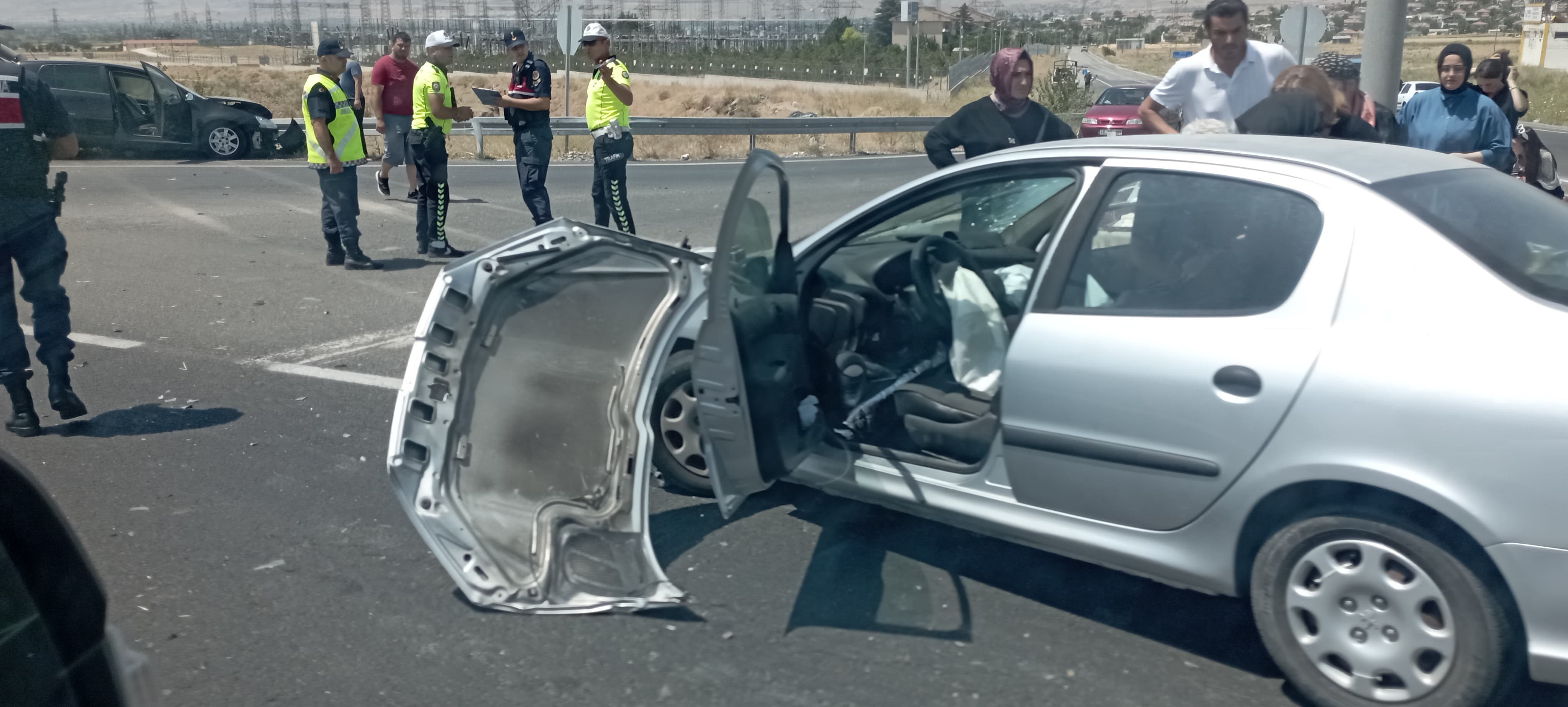 Iki Otomobil Carpisti 7 Kisi Yaralandi (3)