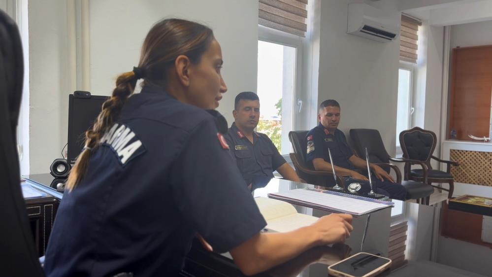 Kadin Ilce Jandarma Komutani Sahada Yogun Mesaide1