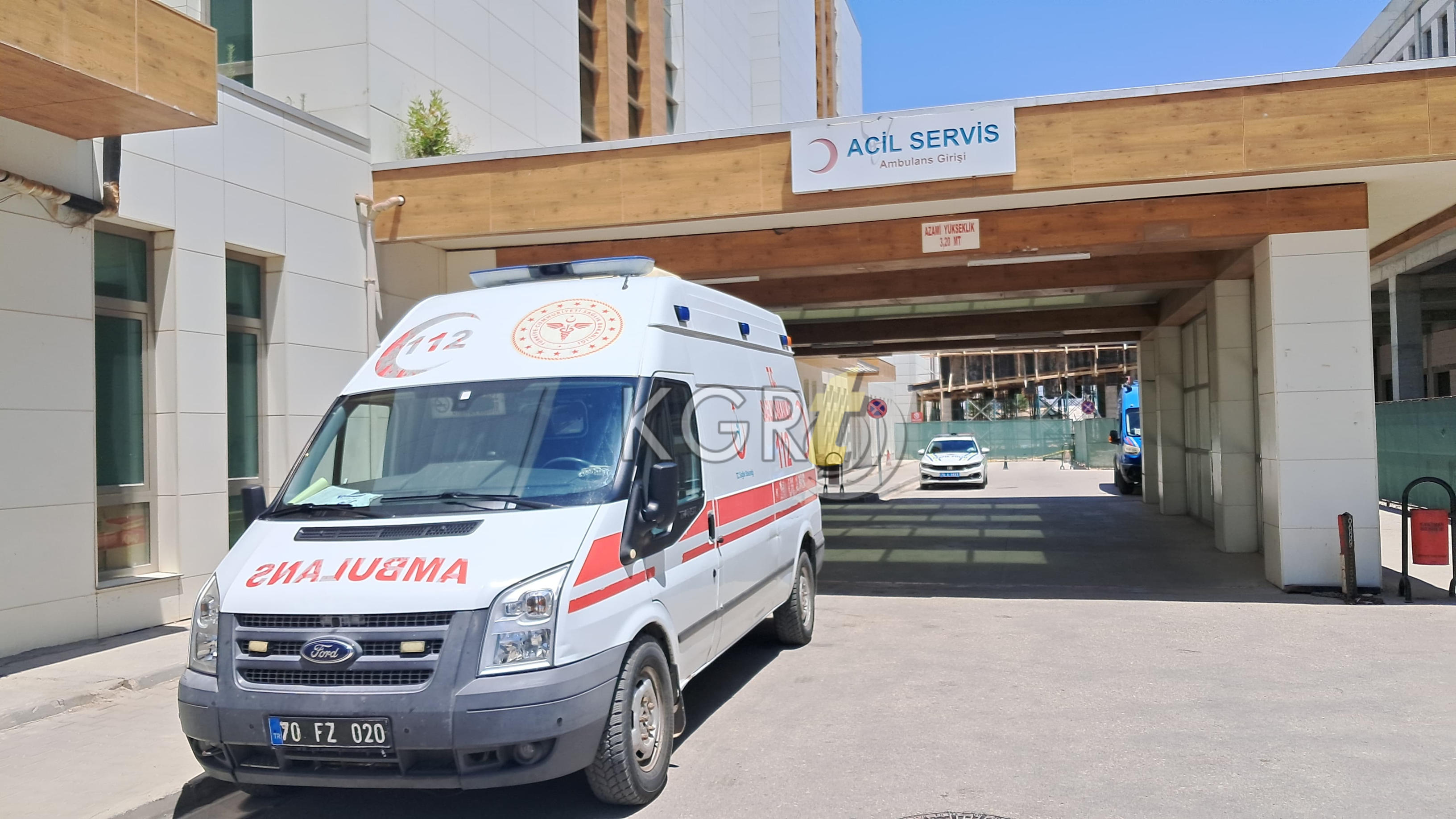 Karamanda Fenalasan Kucuk Cocugu Trafik Ekibi Hastaneye Yetistirdi3
