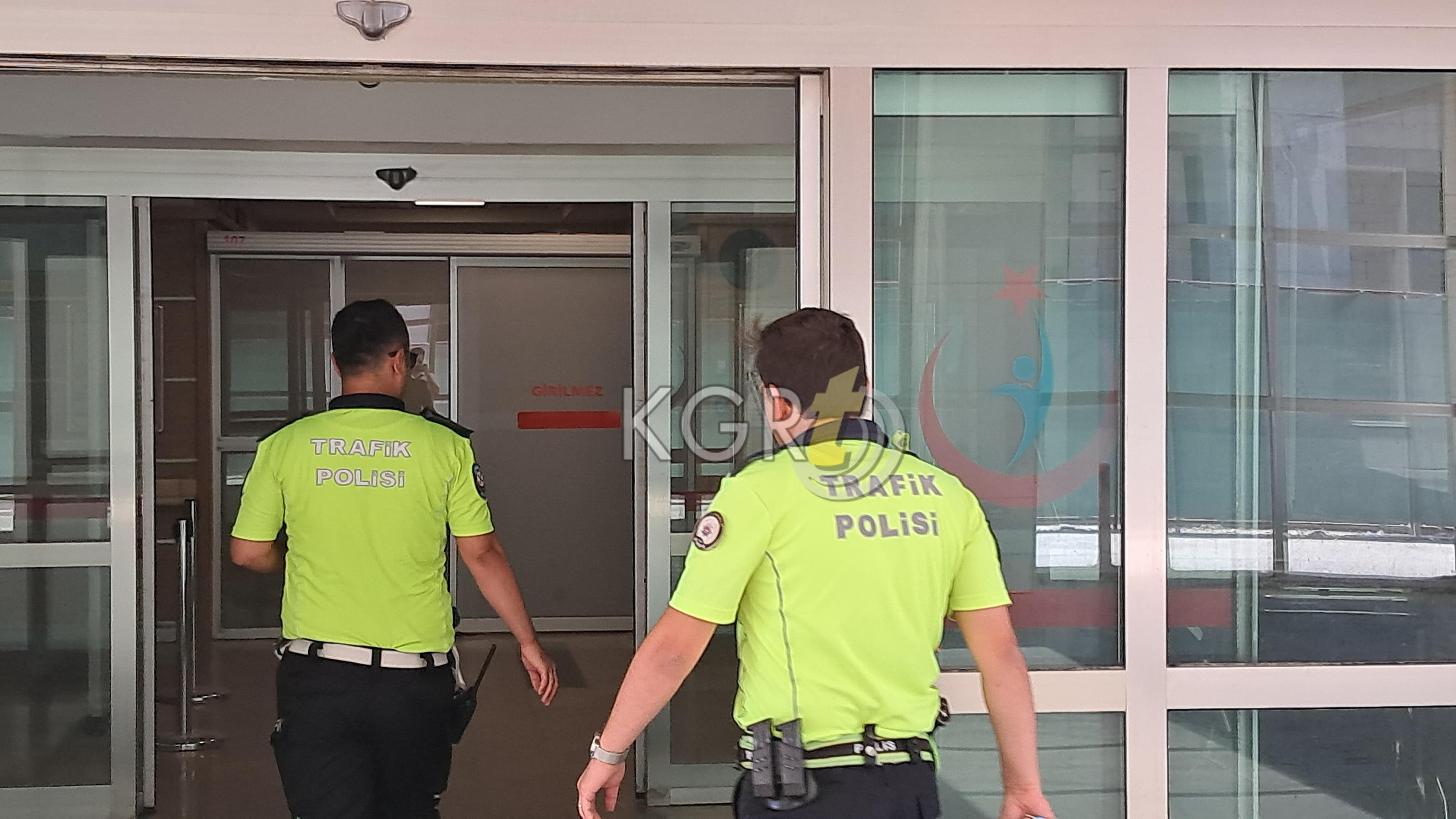 Karamanda Fenalasan Kucuk Cocugu Trafik Ekibi Hastaneye Yetistirdi4