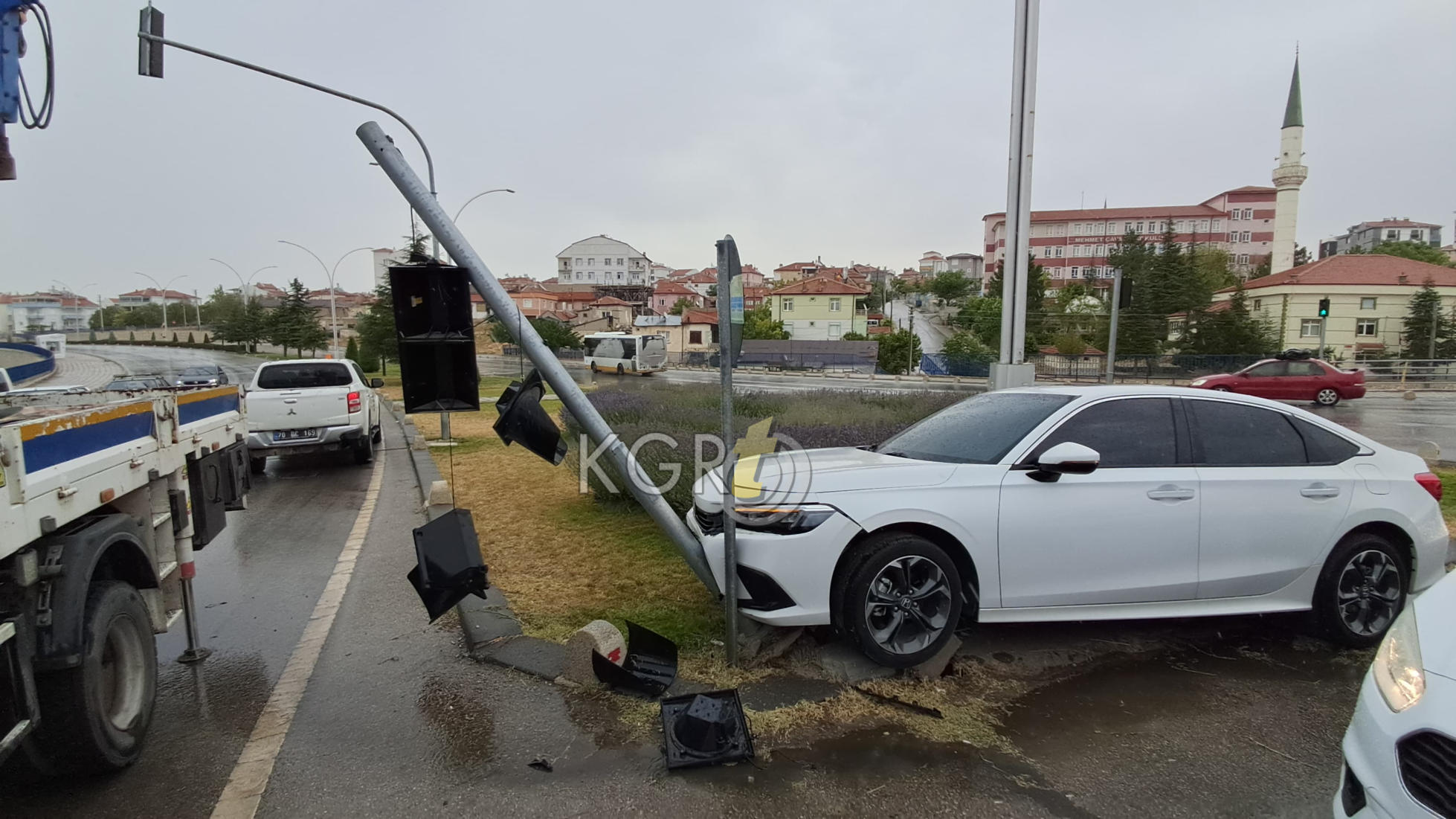 Karamanda Kontrolden Cikan Arac Trafik Lambasina Carpti1