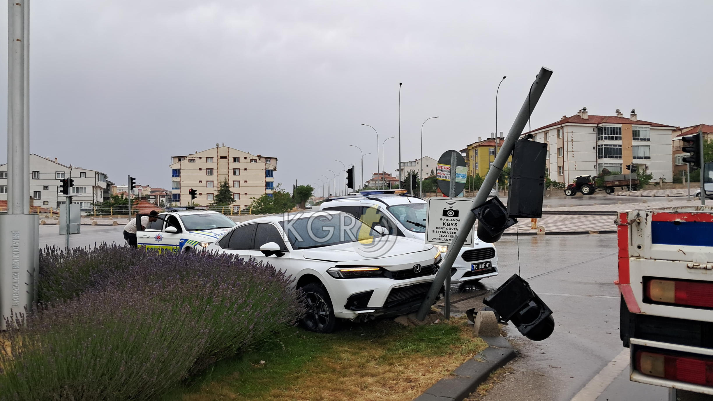 Karamanda Kontrolden Cikan Arac Trafik Lambasina Carpti3