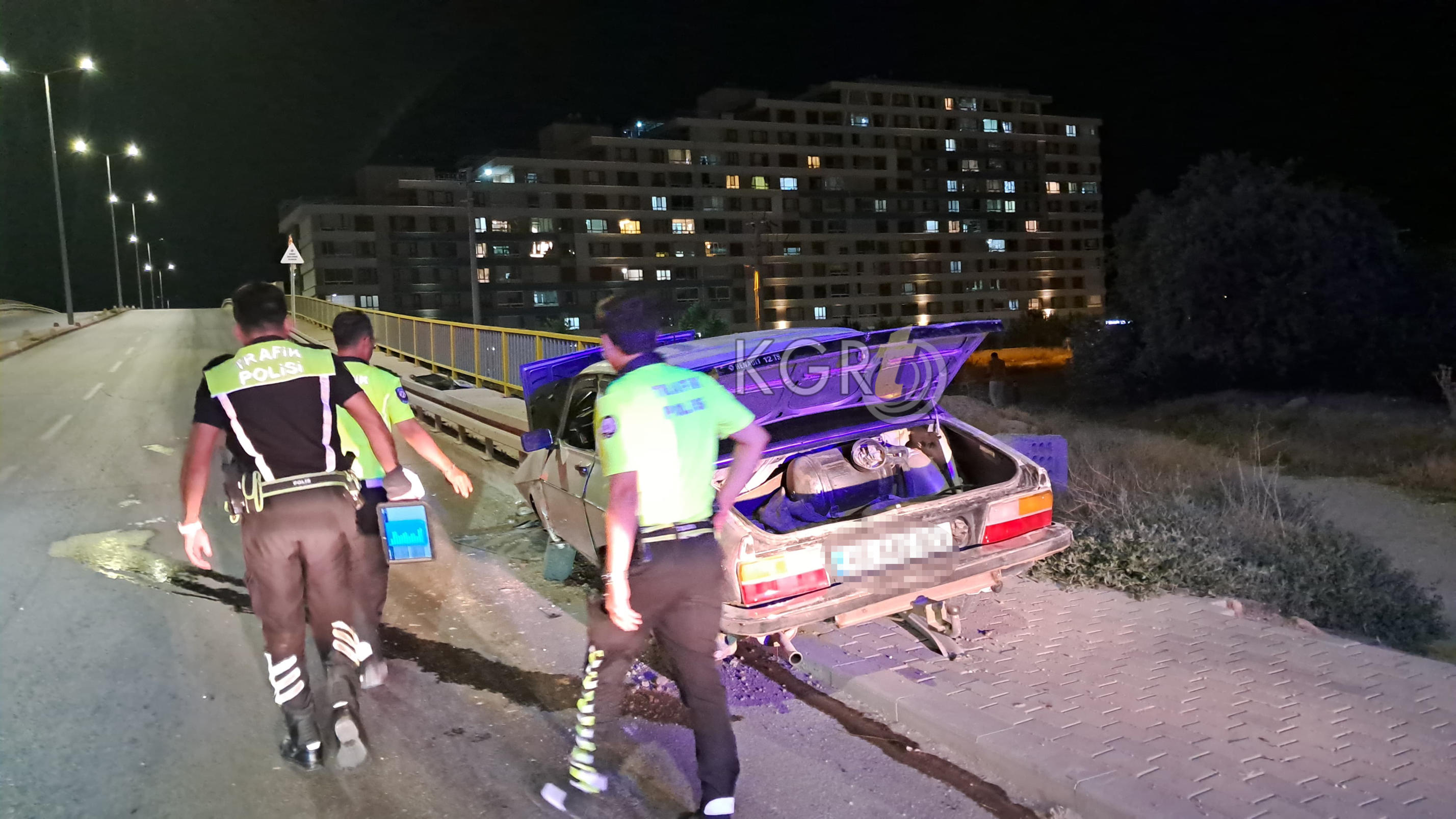 Karamanda Kontrolden Cikan Otomobil Bariyere Ok Gibi Saplandi14