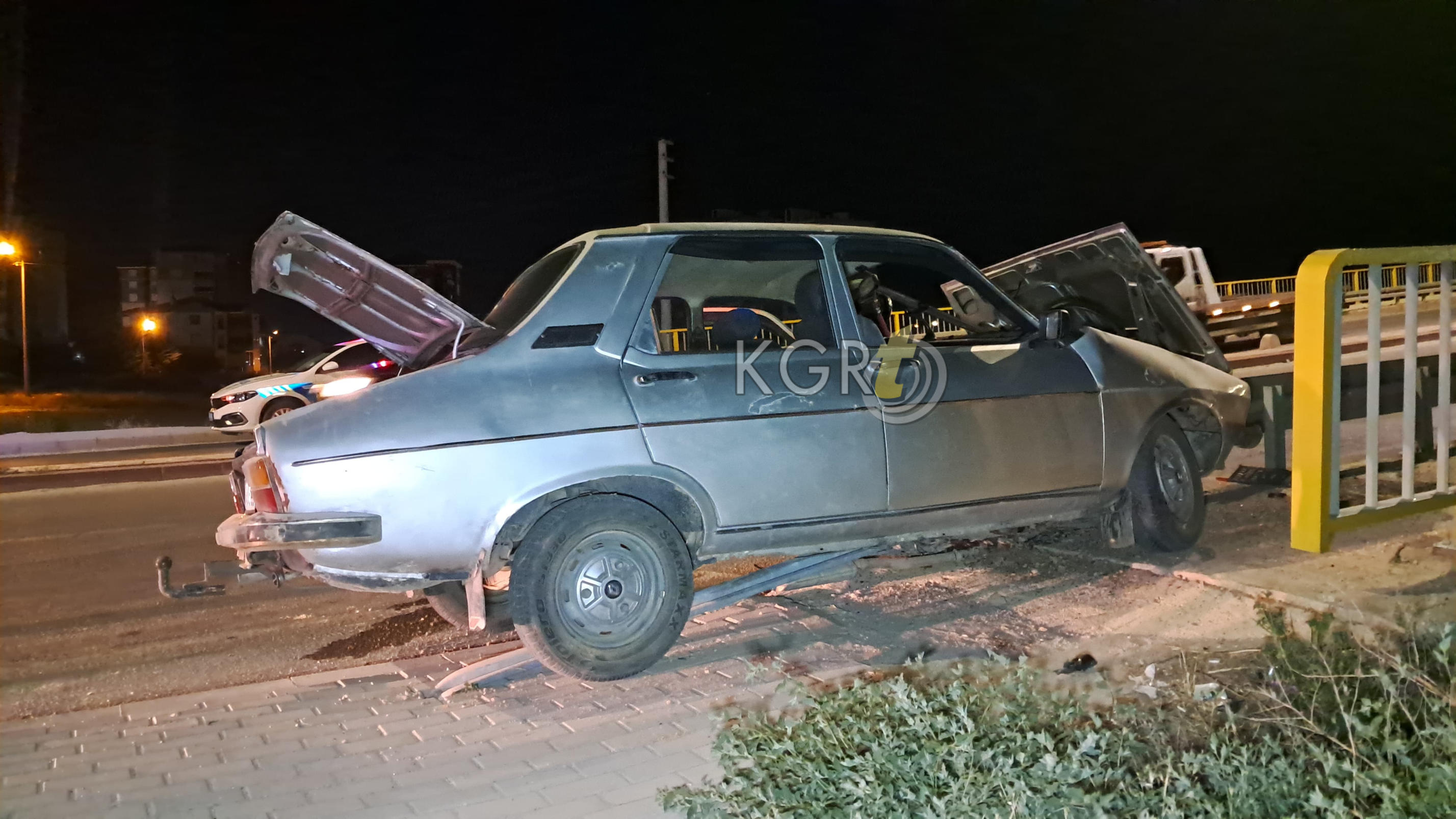 Karamanda Kontrolden Cikan Otomobil Bariyere Ok Gibi Saplandi4
