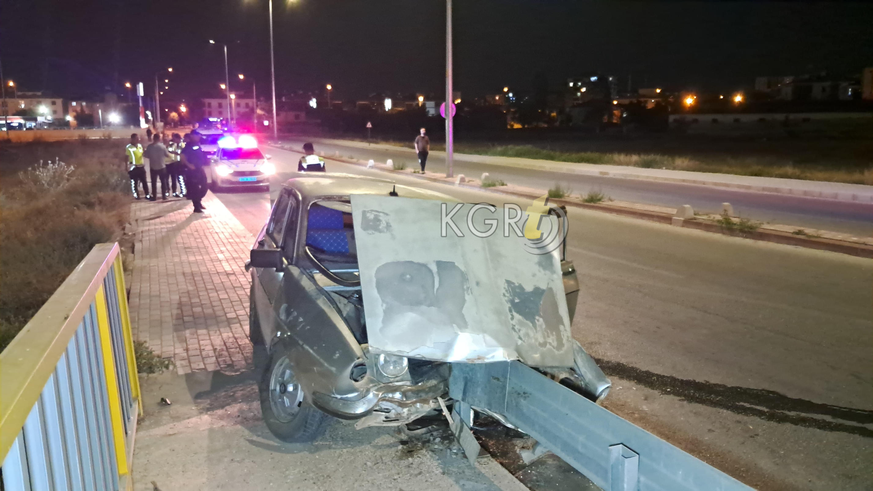 Karamanda Kontrolden Cikan Otomobil Bariyere Ok Gibi Saplandi8