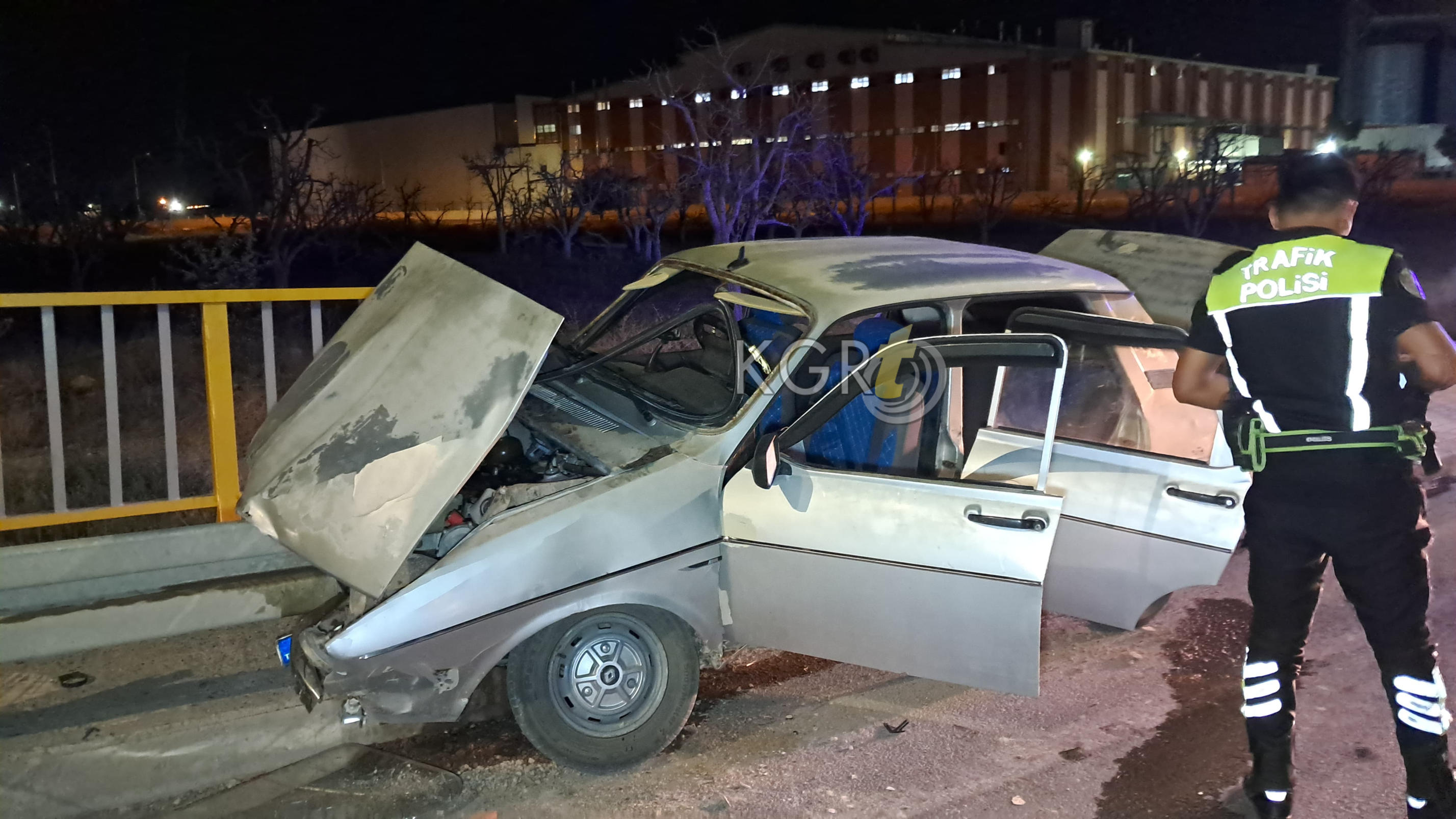 Karamanda Kontrolden Cikan Otomobil Bariyere Ok Gibi Saplandi9