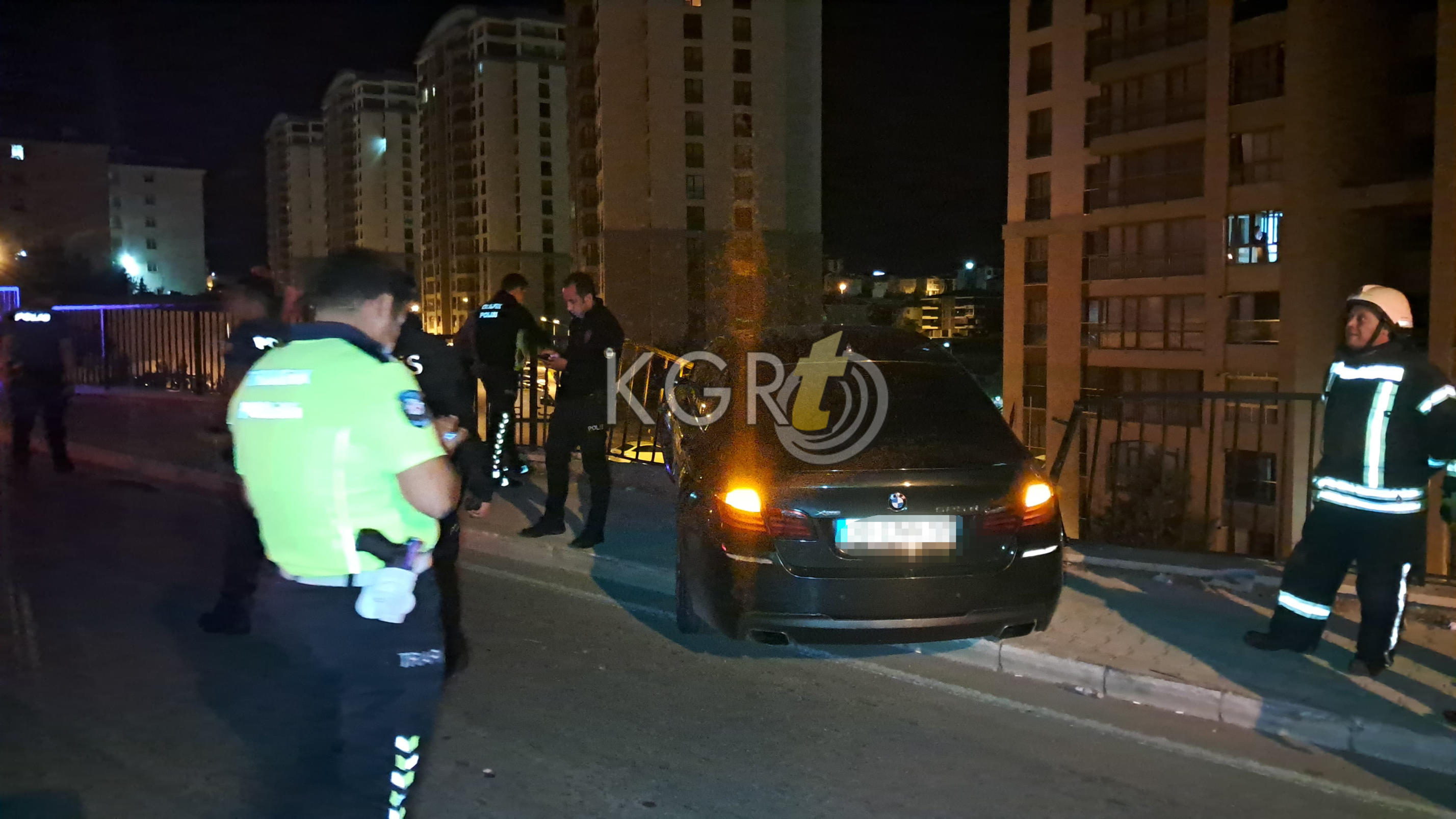 Karamanda Korkuluklara Asili Kalan Otomobil Facianin Esiginden Dondu10
