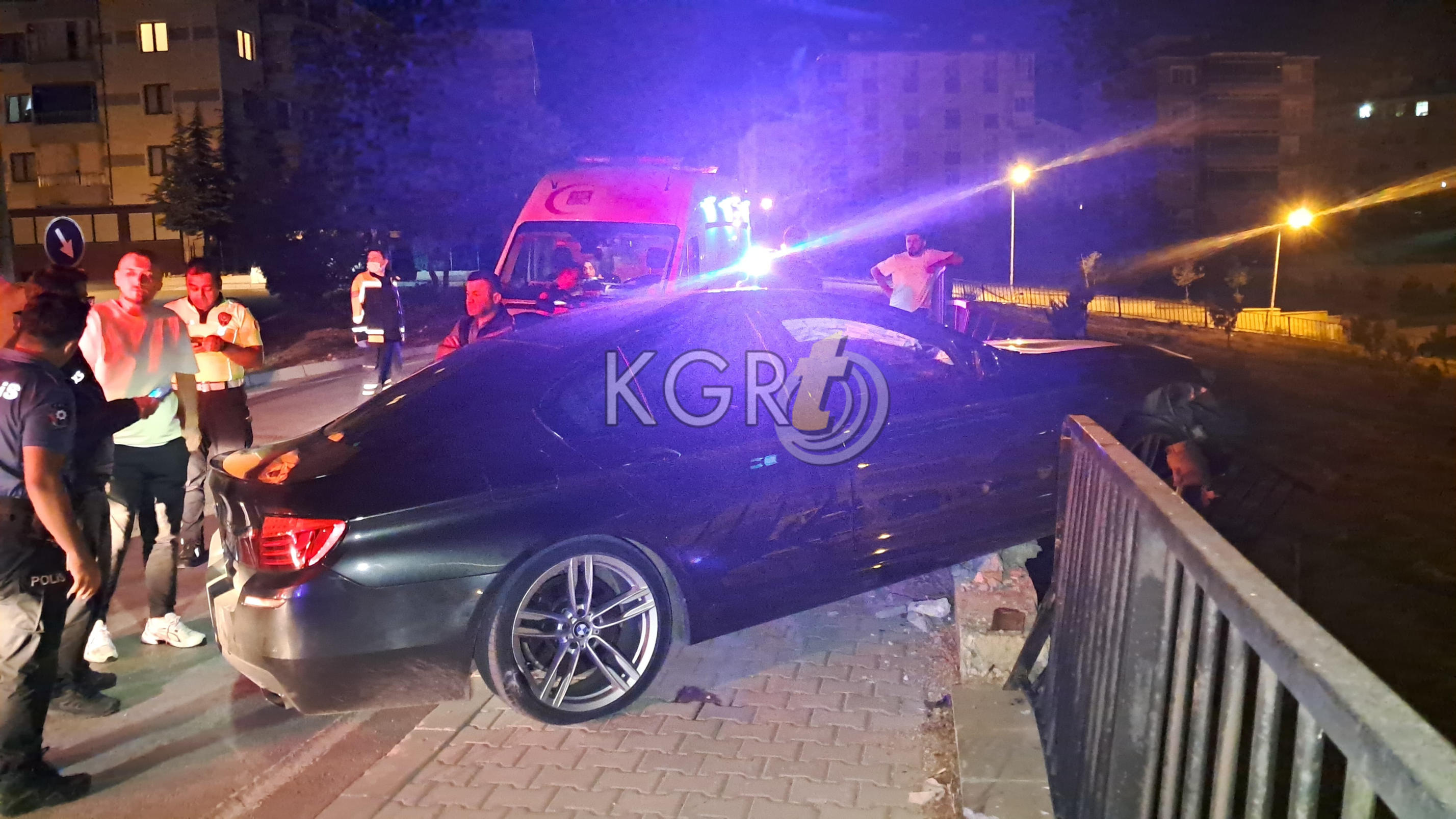 Karamanda Korkuluklara Asili Kalan Otomobil Facianin Esiginden Dondu3