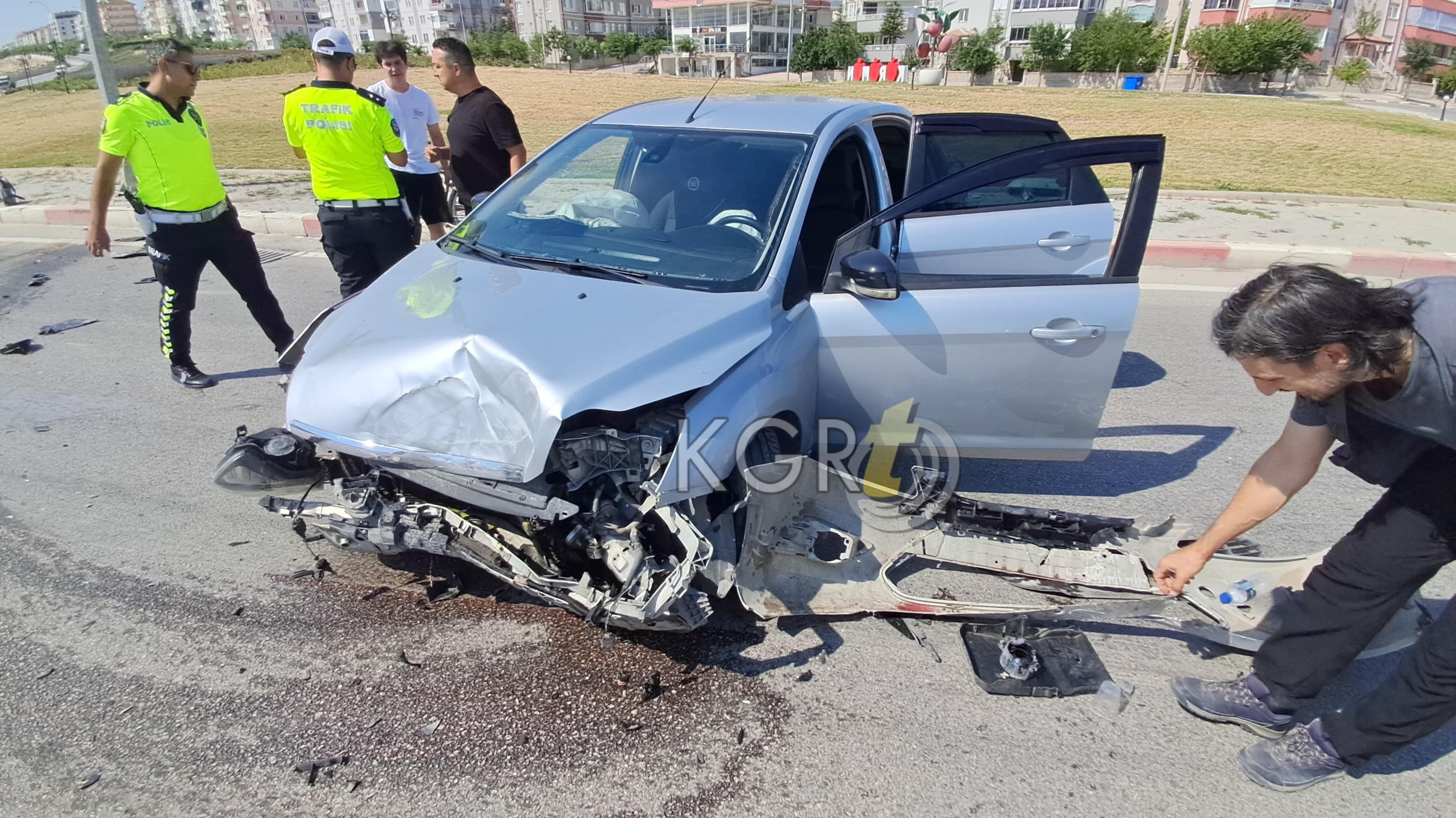 Karamanda O Kavsakta Yine Kaza Otomobil Aydinlatma Diregine Carpti7