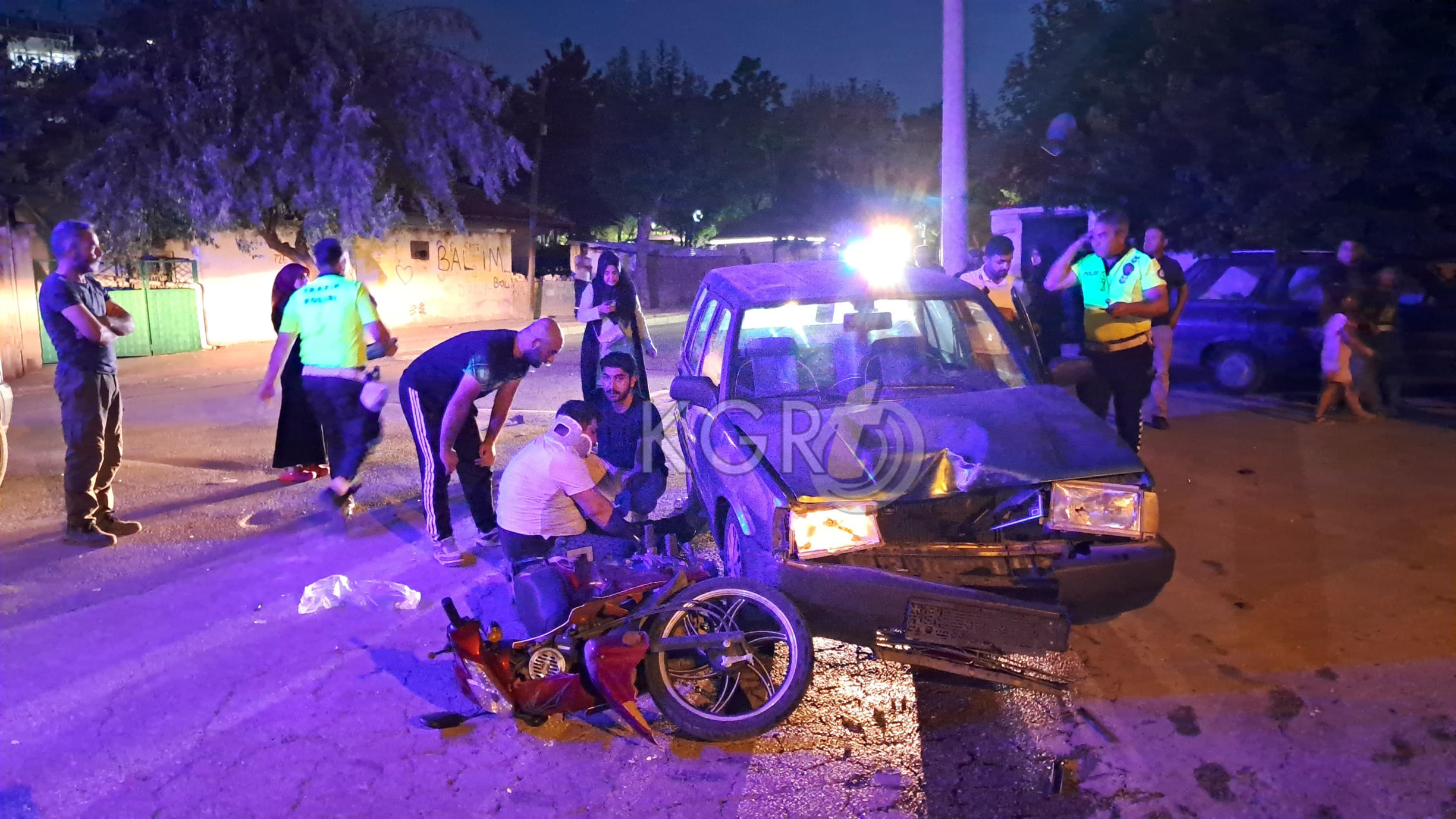 Karamanda Otomobille Carpisan Motosikletteki Anne Ogul Yaralandi10