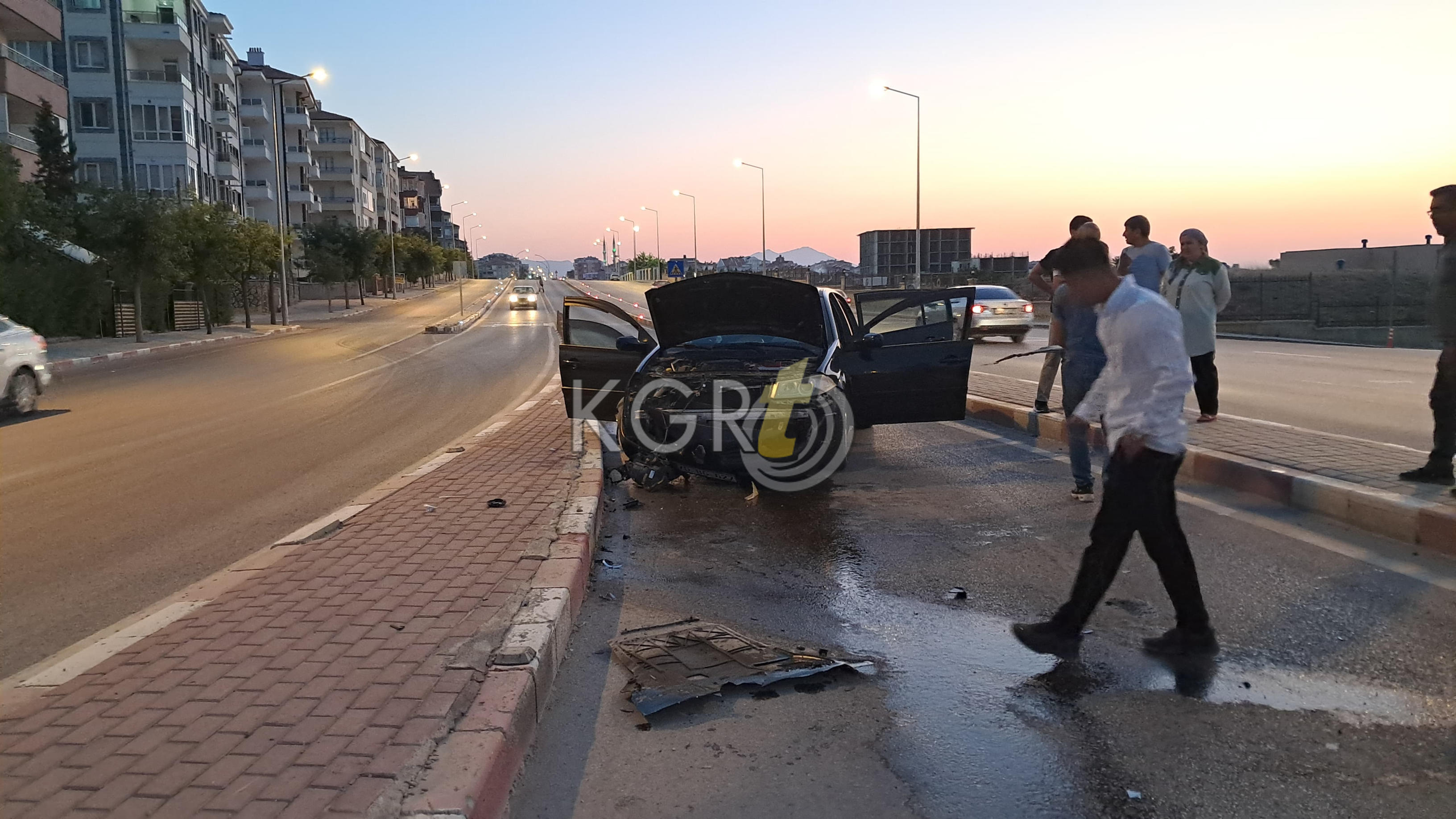 Karamanda Viraji Alamayan Otomobil Orta Refuje Carpti11