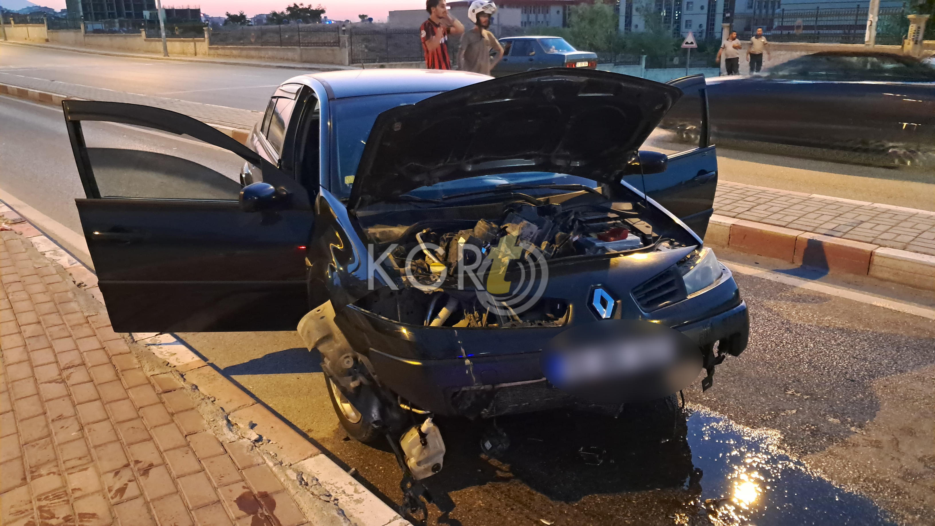 Karamanda Viraji Alamayan Otomobil Orta Refuje Carpti2