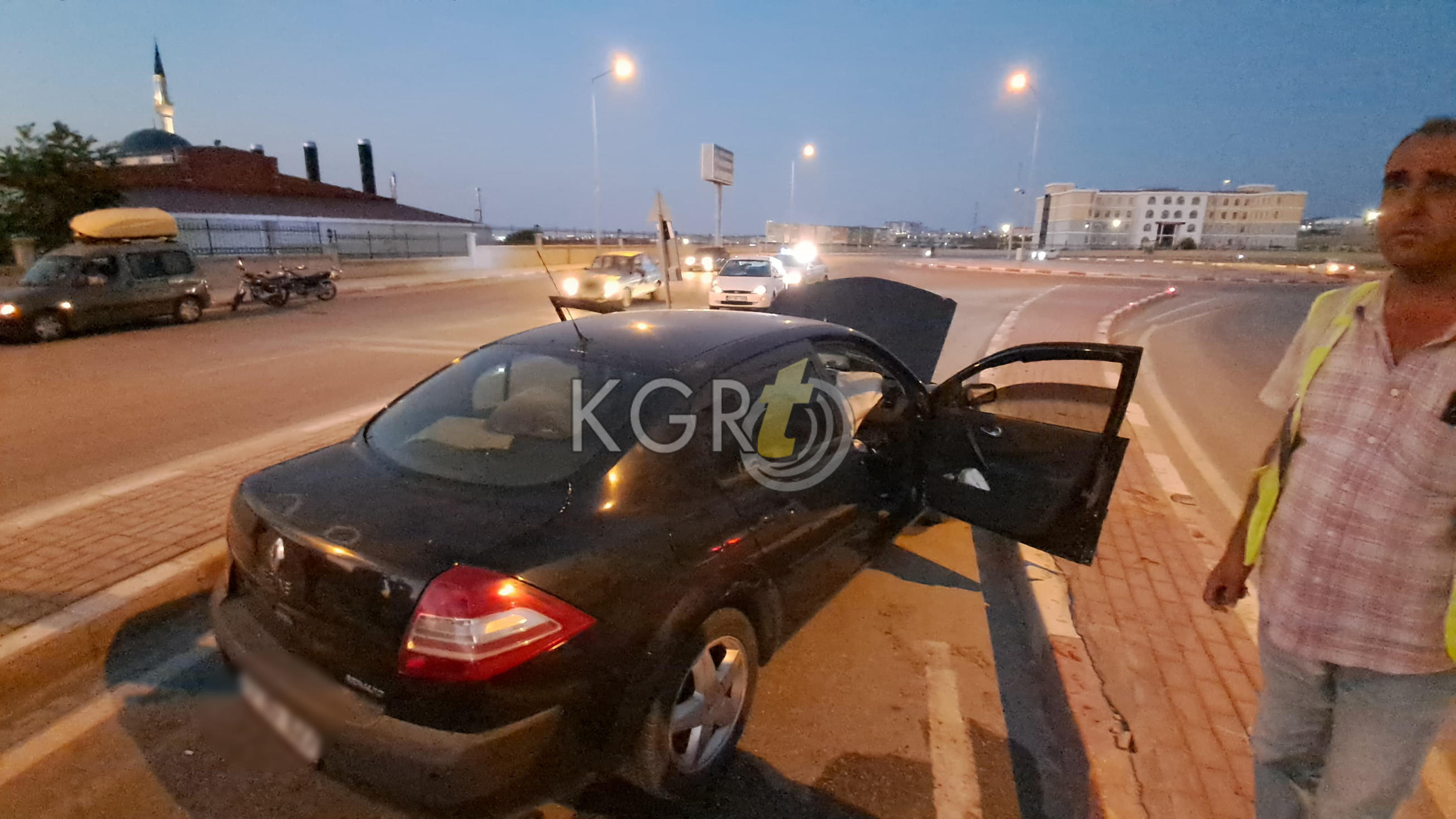 Karamanda Viraji Alamayan Otomobil Orta Refuje Carpti3