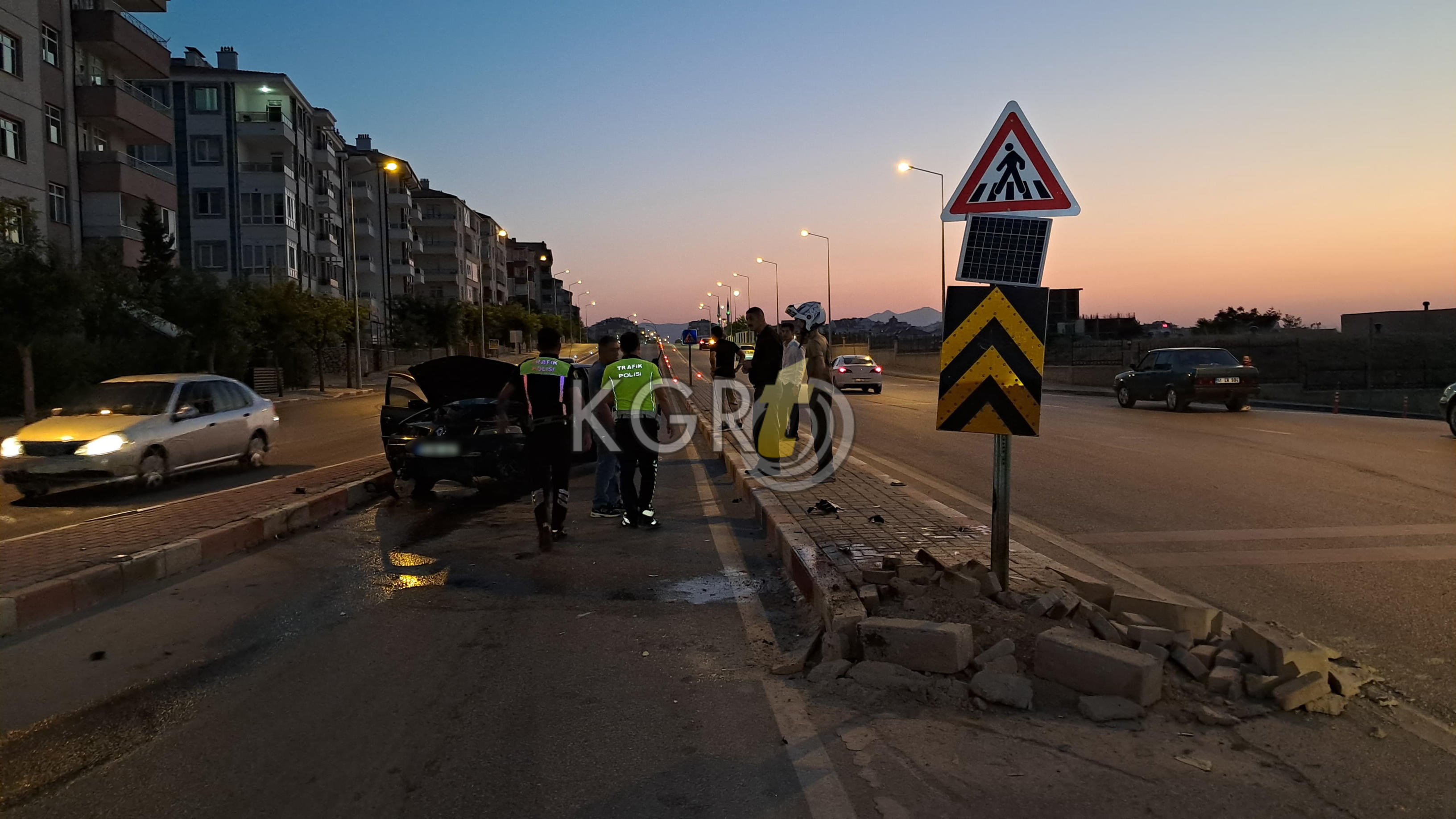 Karamanda Viraji Alamayan Otomobil Orta Refuje Carpti4