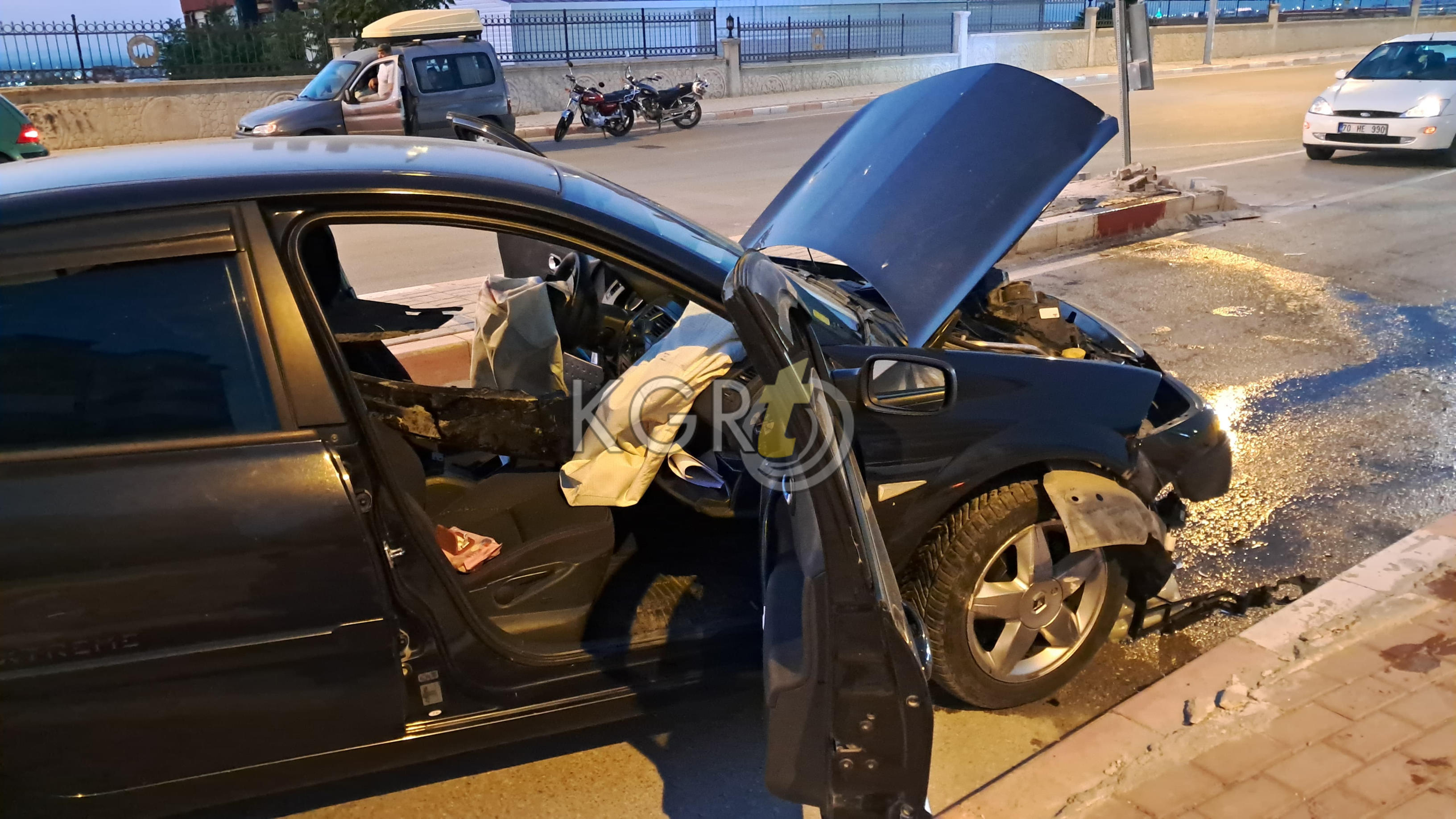 Karamanda Viraji Alamayan Otomobil Orta Refuje Carpti8