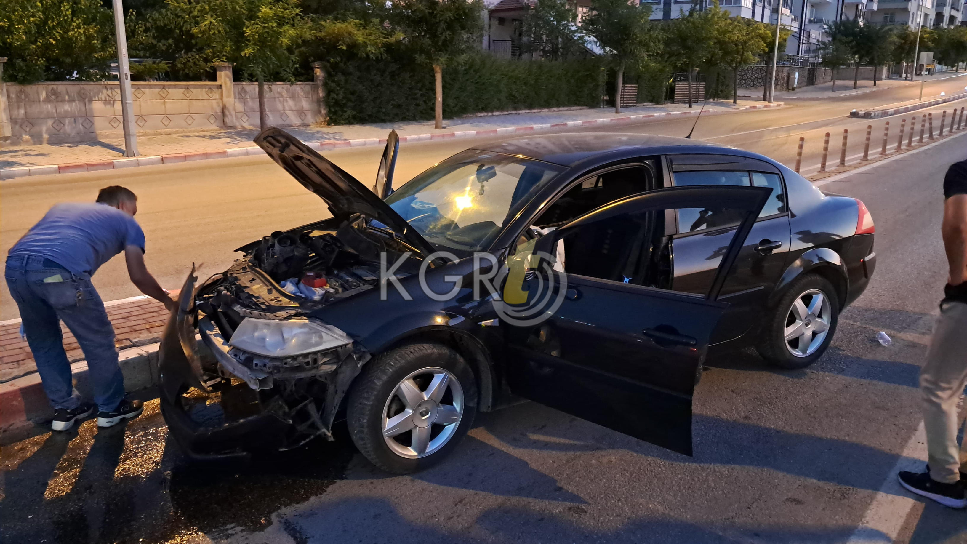 Karamanda Viraji Alamayan Otomobil Orta Refuje Carpti9