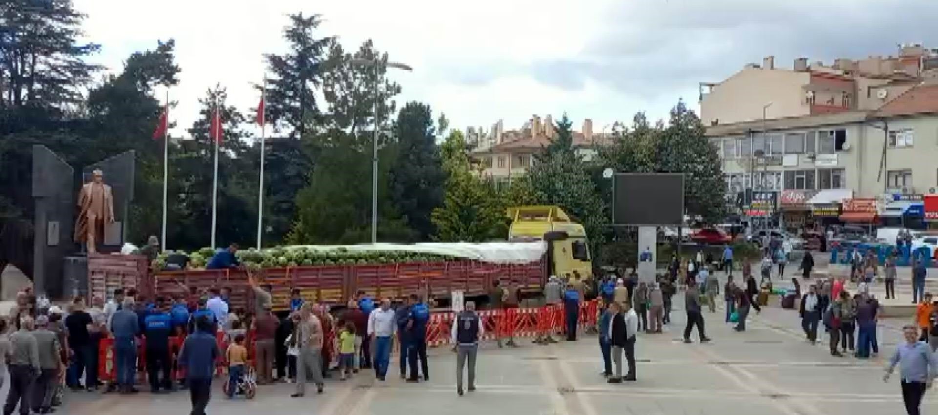 Karpuz Icin Uzun Kuyruklar Olustu (1)