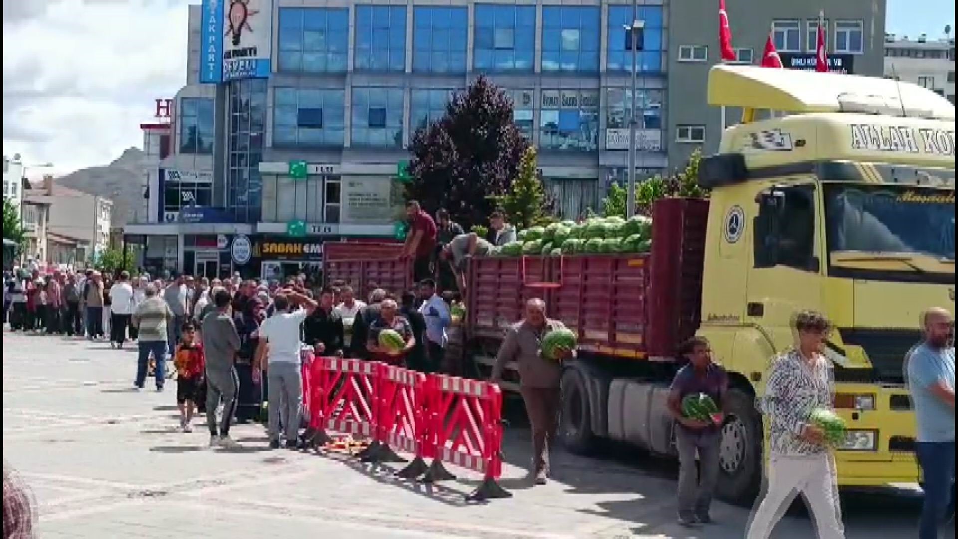 Karpuz Icin Uzun Kuyruklar Olustu (2)