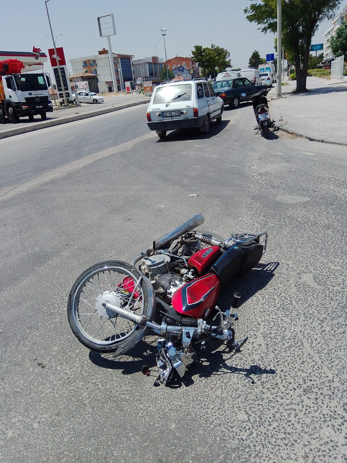 Motosiklet Ile Kamyonet Carpisti 1 Kisi Yaralandi (2)