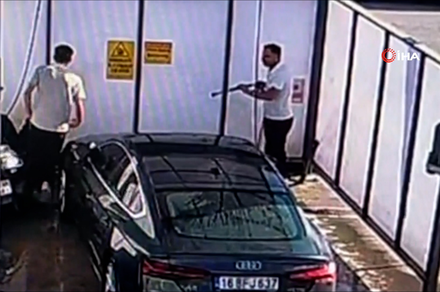 Motosikletli Genc Kiz Yikanan Araca Carpti1