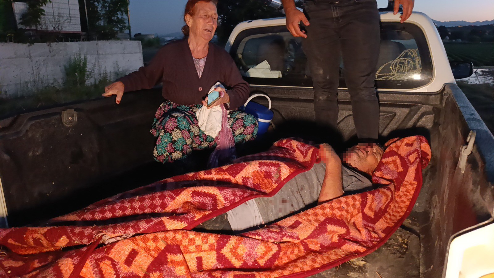 Parktan Kacan Aslan Ciftciye Saldirdi (4)
