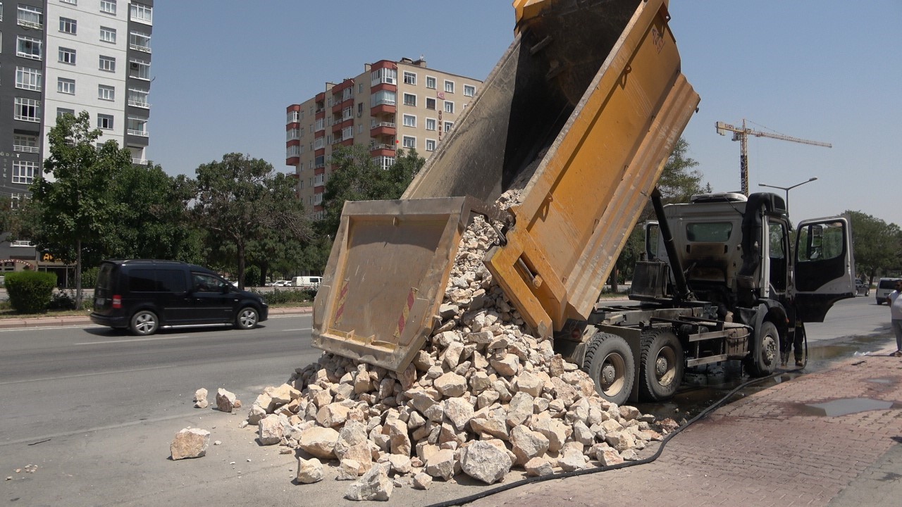 Seyir Halindeki Kamyonda Yangin (1)