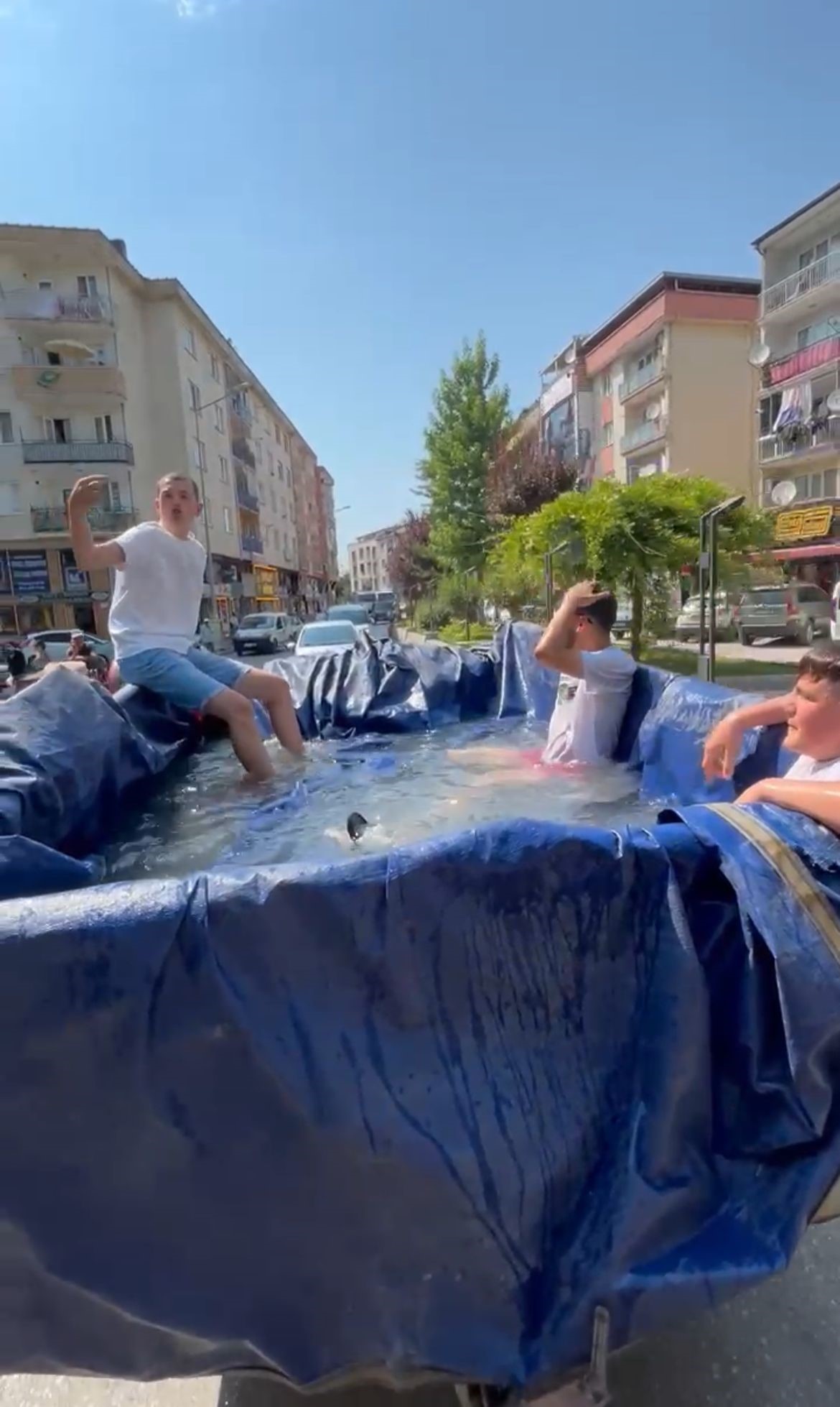 Sicaktan Bunalan Gencler Bakin Ne Yapti (3)