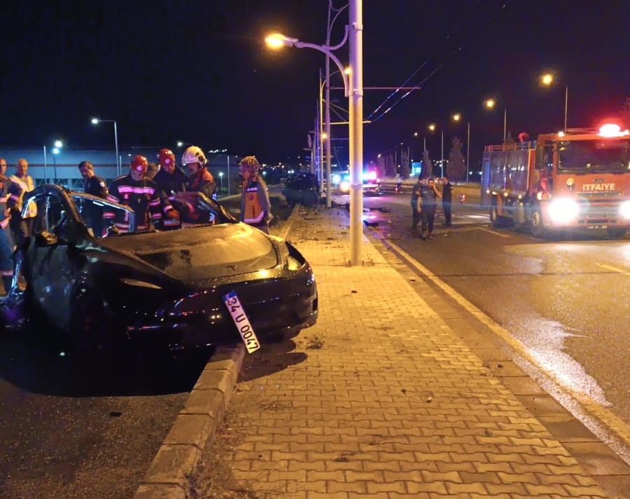 Tesla Marka Arac Alev Aldi 2 Hemsire Hayatini Kaybetti (1)