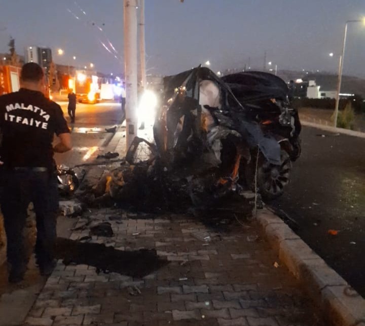 Tesla Marka Arac Alev Aldi 2 Hemsire Hayatini Kaybetti (2)