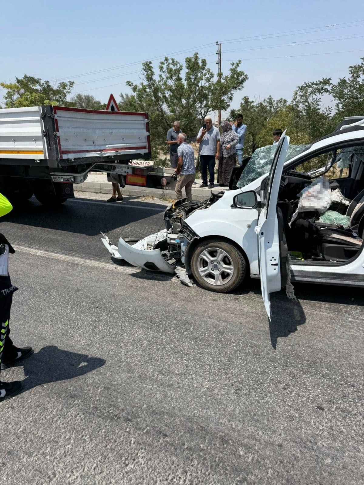 Tira Arkadan Carpan Otomobilin Surucusu Agir Yaralandi (1)