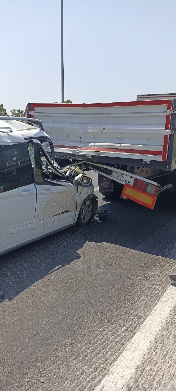 Tira Arkadan Carpan Otomobilin Surucusu Agir Yaralandi (2)