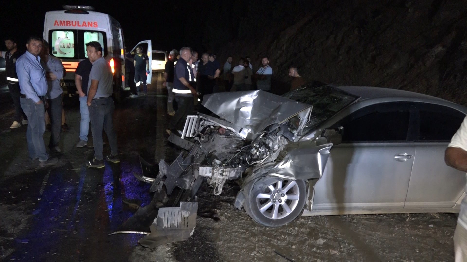 Yangina Yardim Giden Baba Ve Oglu Kazada Yaralandi (2)