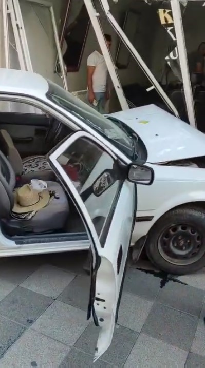 otomobil-kuafor-dukkanina-daldi-1-yarali