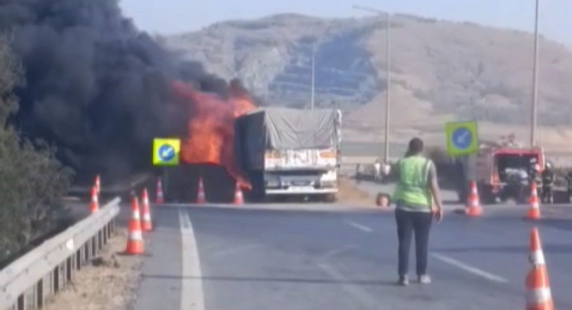 Arpa Yuklu Tir Alev Aldi Surucu Yaralandi (4)