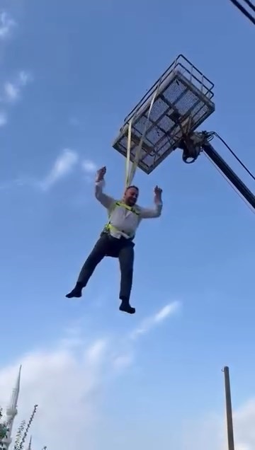 Damat Vincle Havaya Kaldirildi Altinda Gobek Attilar (1)