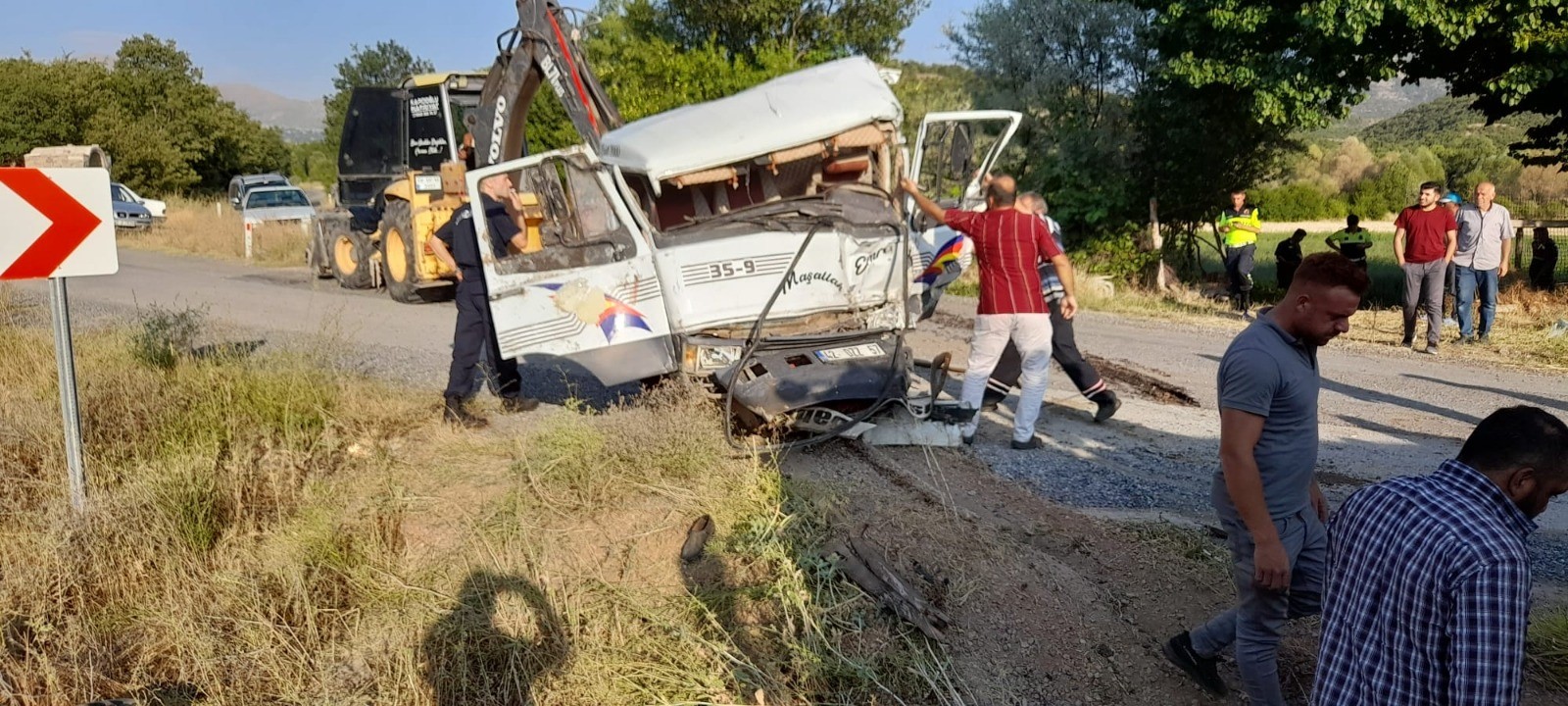 Kamyon Ile Su Tankeri Carpisti 4 Kisi Yaralandi (2)
