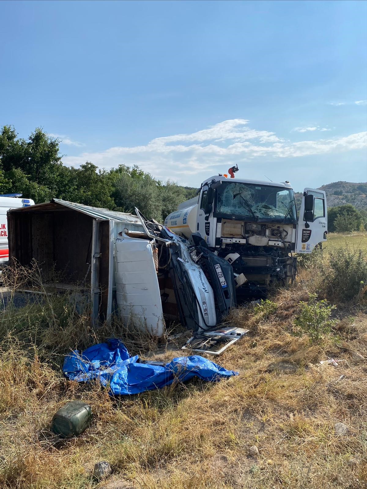 Kamyon Ile Su Tankeri Carpisti 4 Kisi Yaralandi (3)