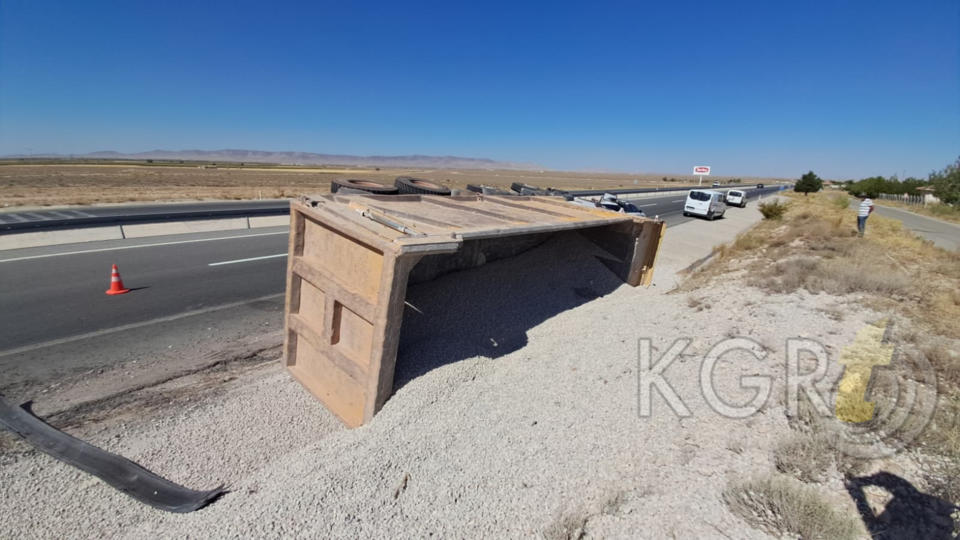 Karamanda Cakil Tasi Yuklu Kamyonet Sarampole Devrildi 1 Yarali2