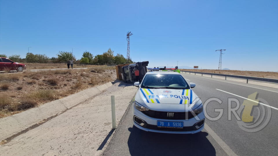 Karamanda Cakil Tasi Yuklu Kamyonet Sarampole Devrildi 1 Yarali3