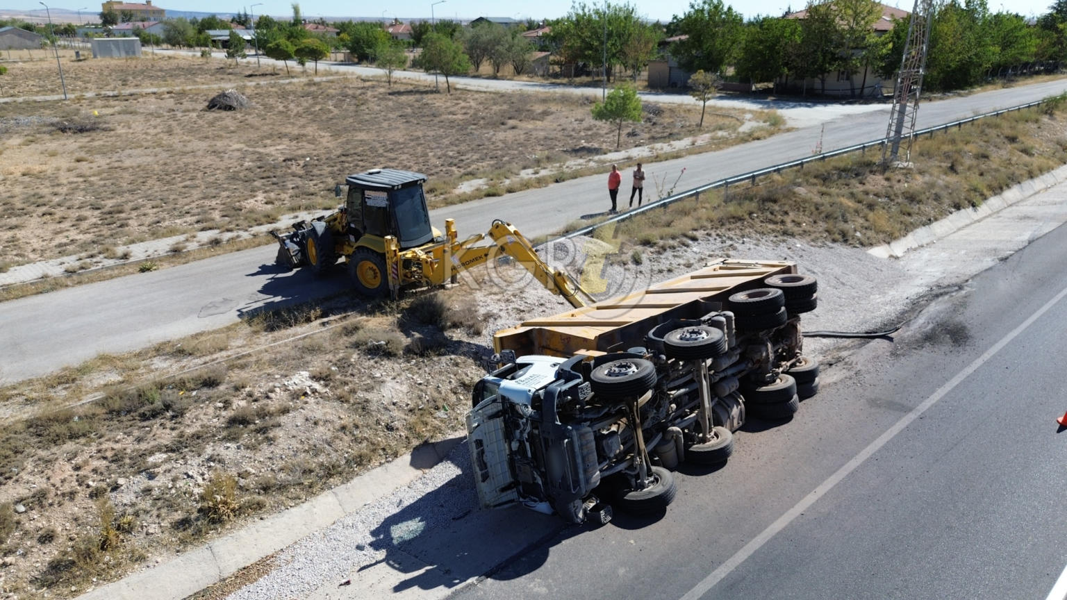 Karamanda Cakil Tasi Yuklu Kamyonet Sarampole Devrildi 1 Yarali4