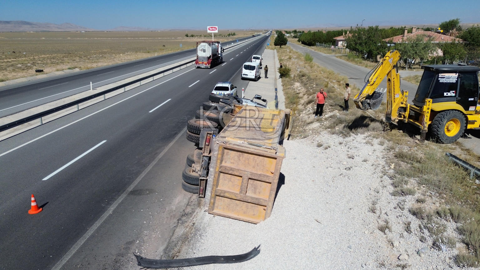 Karamanda Cakil Tasi Yuklu Kamyonet Sarampole Devrildi 1 Yarali5
