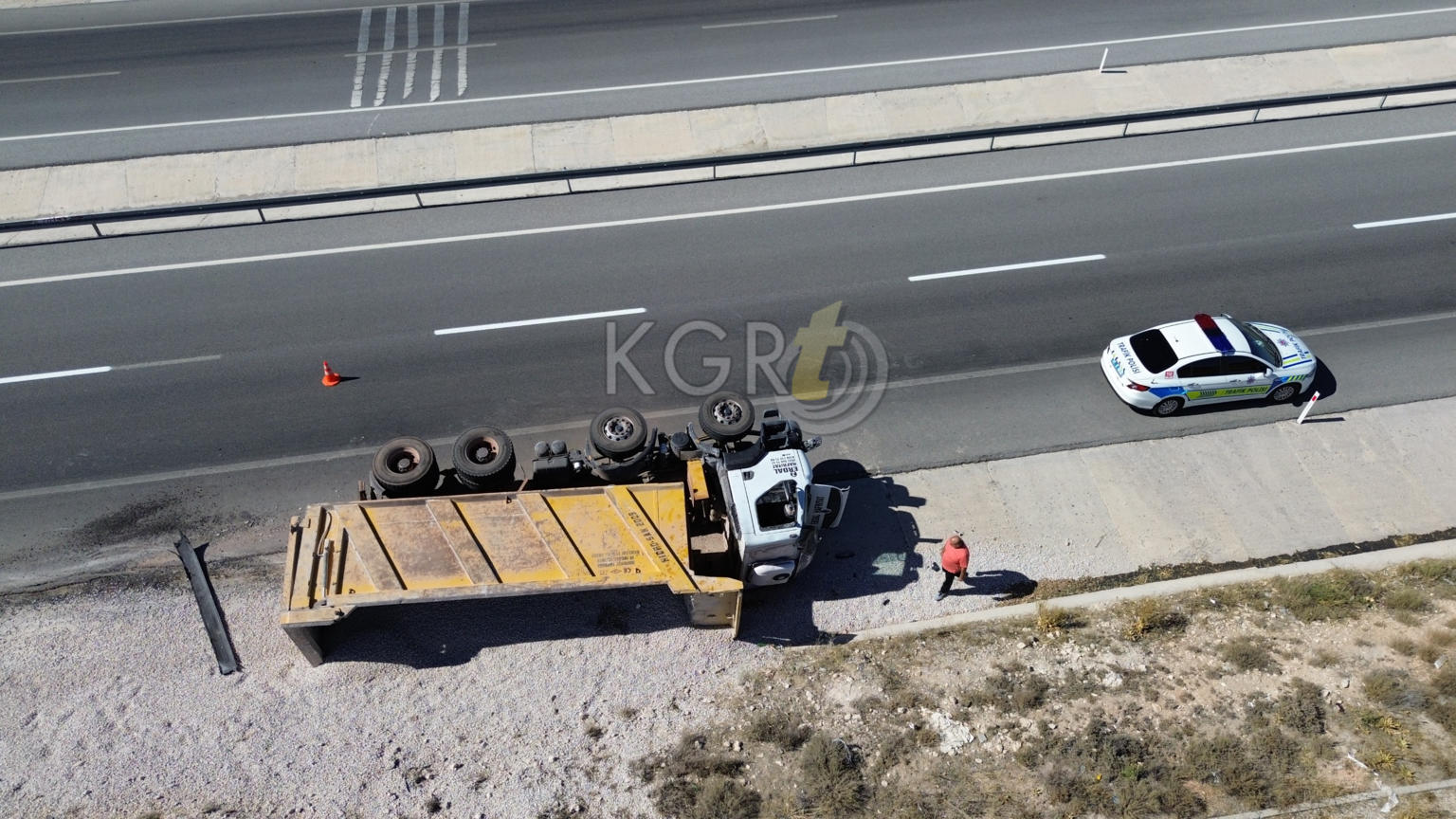 Karamanda Cakil Tasi Yuklu Kamyonet Sarampole Devrildi 1 Yarali7