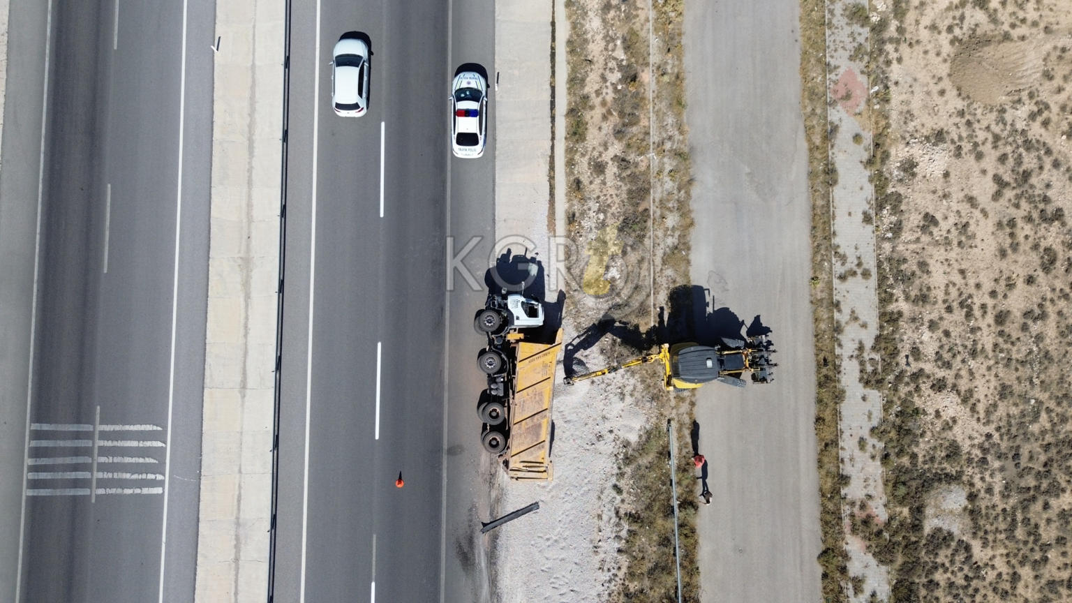 Karamanda Cakil Tasi Yuklu Kamyonet Sarampole Devrildi 1 Yarali8