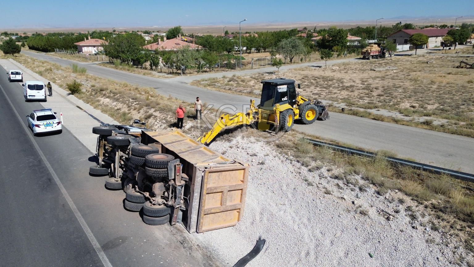 Karamanda Cakil Tasi Yuklu Kamyonet Sarampole Devrildi 1 Yarali9