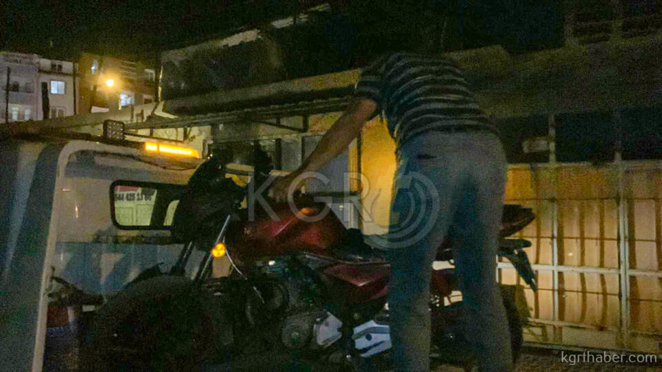 Karamanda Dur Ihtarina Uymayan Motosikleti Sahin Polisi Yakaladi4